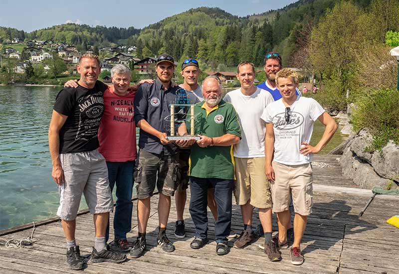 Gesamtsieger Team: Schwangauer Renkenfischer, die ganze Mannschaft feiert