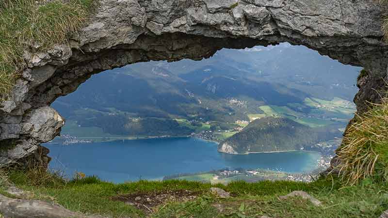 Das Ofenloch: Ein Felsenloch gibt den Blick auf den Wolfgangsee frei.