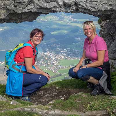 Schwestern vor dem Felsenfenster