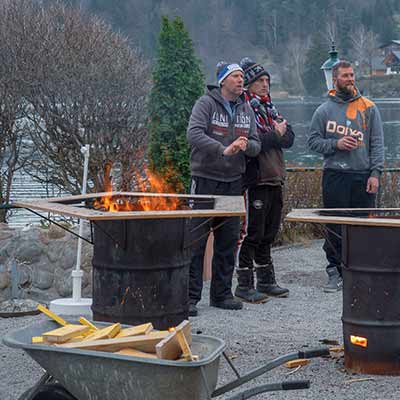 Am Feuer aufwärmen