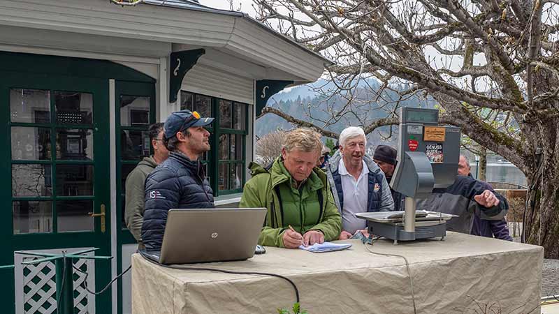 Fischabwaage, Fischereimeister Gerhard Langmaier und Team