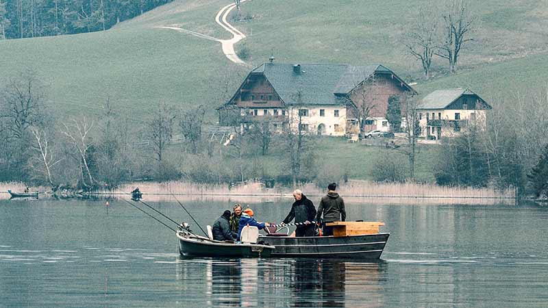 Das Versorgungsboot mit Fischereimeister Gerhard Langmaier ist schon im Einatz