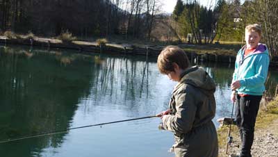 Kinder am Fischteich